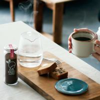 イニックコーヒー スムースアロマ瓶とコーヒーとスイーツの写真