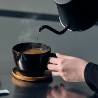 スムースアロマをホットコーヒーで飲むイメージ