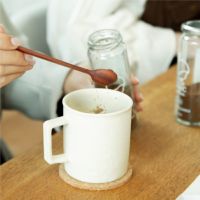 　イニックコーヒービーンズアロマ マンデリン瓶からパウダーを入れるイメージ写真