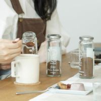 　イニックコーヒービーンズアロマ の瓶で飲み比べをするイメージ写真