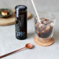 デイタイムアイスアロマ炭焼き珈琲の瓶とアイスコーヒーの写真
