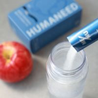 HUMANEED APPLE経口補水液 アップルを屋外で飲むイメージ