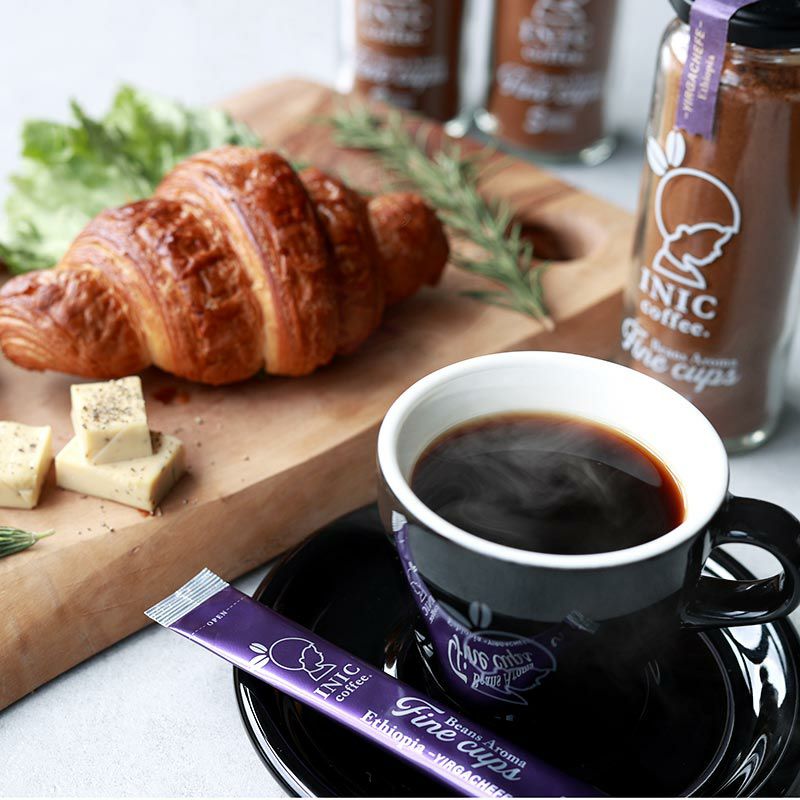 ビーンズアロマ ファインカップスイルガチェフェと食事を楽しむ様子の写真