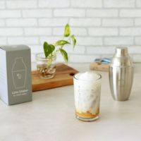 ラテシェイカーで作ったミルクをカフェオレに注いだ様子